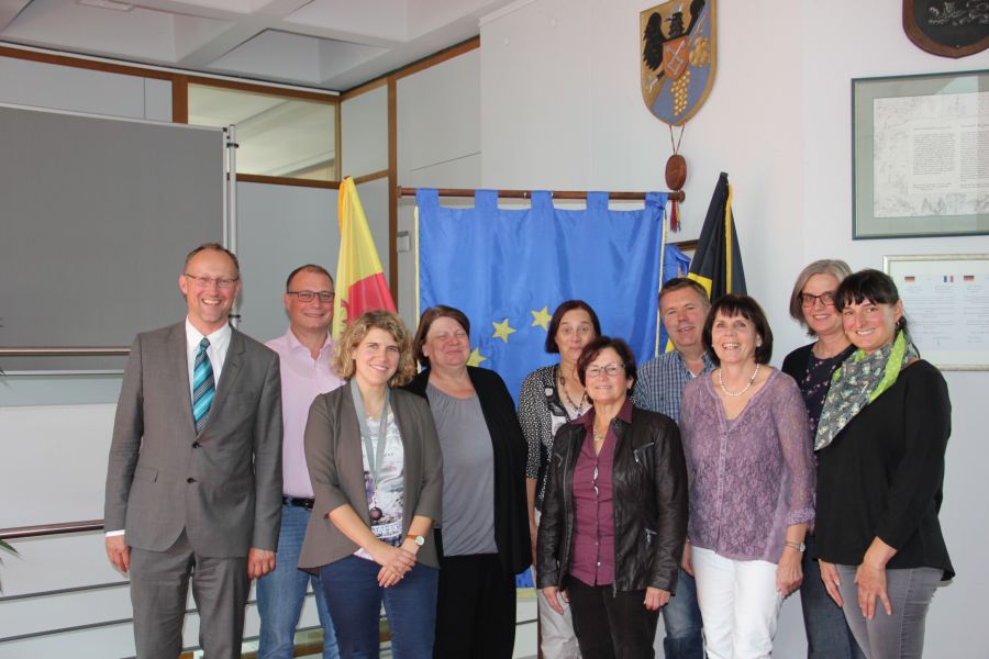 Bürgermeister Tilman Schmidt, Hauptamtsleiter Jochen Dicht, Kindergartenfachberatung Lena Würth, Sabine Baumann, Hannelore Rö&szlig;ler, Petra Krause, Manfred Smerling, Rosema-rie Bauer, Heide Schuhmacher, Stefanie Heuser