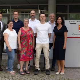  – BM Steinbach (links) im Kreise neuer Gemeinderäte und -rätinnen: v.l. Stefanie Huber (FWV), Sven Haaf (CDU), Ute Bajak (GRÜNE), Jan Spönle (FWV), Felix Feinauer (FBO), Günther Geist (FBO), Pamela Grimm-Baumann (FWV), Harald Hohl (CDU) fehlt. (Foto: Fotoclub Obersulm)