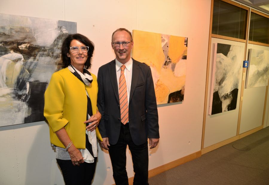 Die Künstlerin Sabine Kappes mit BM Tilman Schmidt (Foto: Kappes)