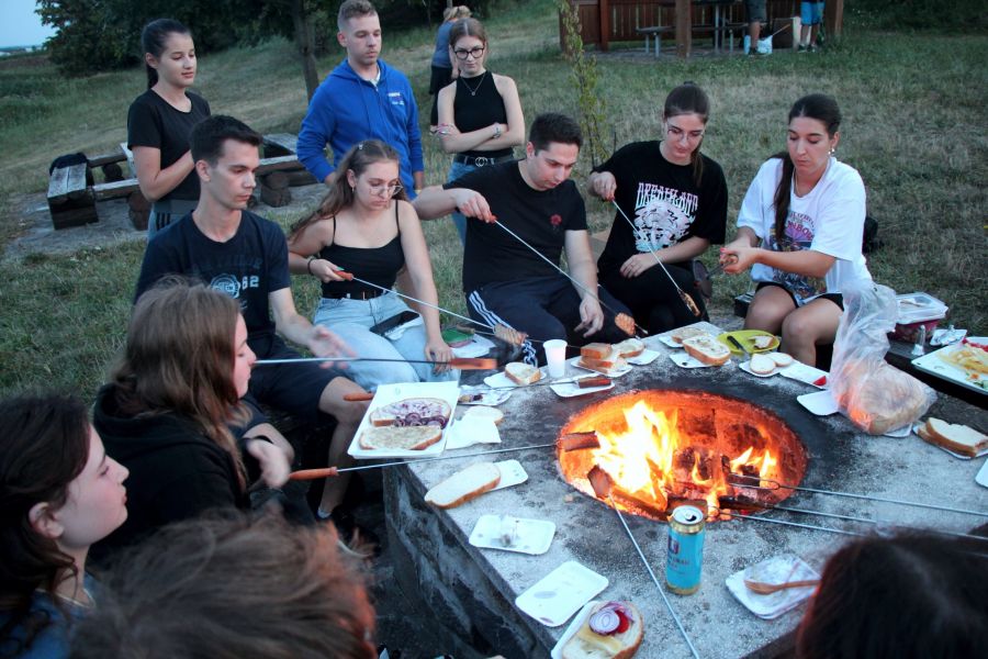 Gemeinsames Speckbraten am Köporos-Berg