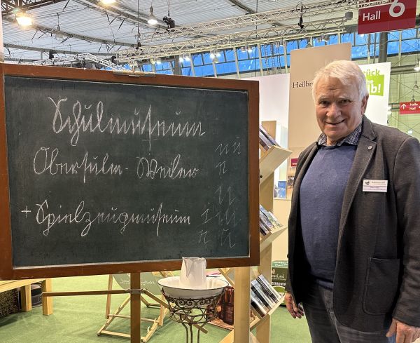  – Auf reges Interesse stieß die Tafel des Schul- und Spielzeugmuseums. Foto: Mohrlok