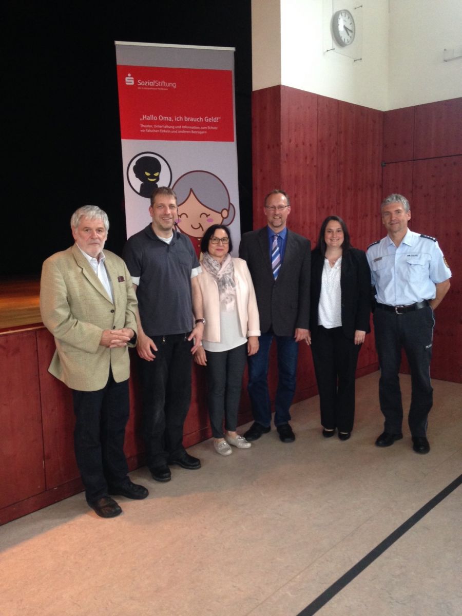 Freuten sich über eine informative und gut besuchte Informationsveranstaltung zum Enkeltrick in der Gemeindehalle Sülzbach – von links nach rechts:Oswald Riekert /Kreisseniorenrat HN, Allan Mathiasch/Schauspieler, Susanna Gall /Organisationsteam Aktive Seniorenclubs Obersulm, Bürgermeister Tilman Schmidt, Katrin Schmidt / Filialleiterin der KSK Heilbronn in Sülzbach, Harald Pfeifer/Präventionsexperte Polizeidirektion Heilbronn