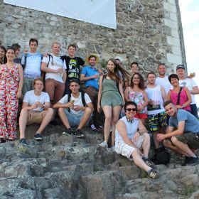 Gruppenbild vor der Burg Füz&eacute;r