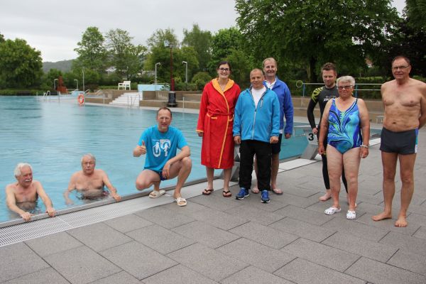 Dem Wetter trotzen &ndash; 14&deg;C Au&szlig;entemperatur halten die hartgesottenen Schwimmer nicht ab, in die Saison zu starten.