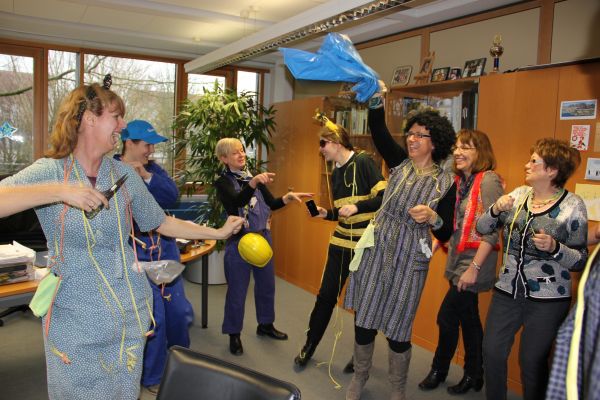 Einzug der Weiber ins Büro des Bürgermeisters