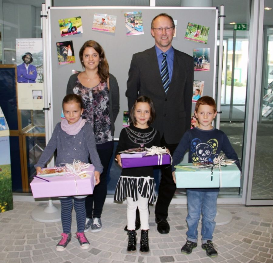 Überreichung der Preise an die Gewinner/innen durch Bürgermeister Tilman Schmidt und Nathalie Wolf (Koordination Kinderferienprogramm)