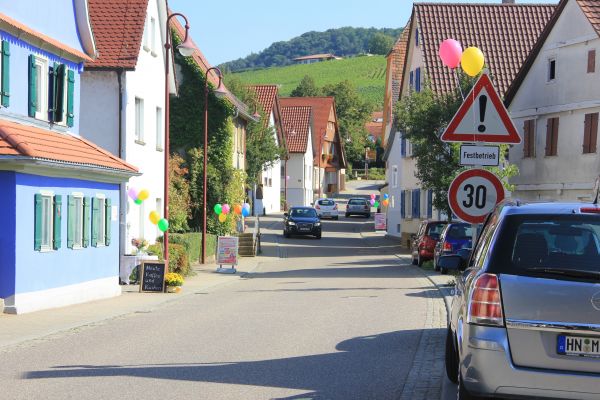 Bunte Luftballons – Bei der Fahrt durch die Heilbronner Stra&szlig;e fiel der Kindertag sofort ins Auge.