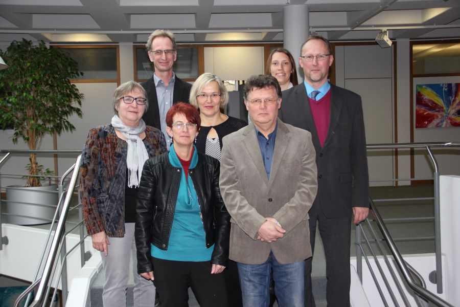 Dienstjubiläen – vorne v.l.n.r.: Rektorin Renate Weber-Maurer, Angelika Rupp, Personalrätin Christina Schweikert, Werner Werosta, Bürgermeister Tilman Schmidthinten v.l.n.r.: Musikschulleiter Michael Graf, Stv. Hauptamtsleiterin Larissa Wedberg