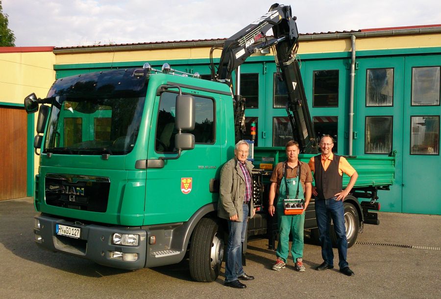 Bürgermeister Tilman Schmidt und der stellvertretende Bauamtsleiter Erich Tresp, lassen sich von Bauhofleiter Manfred Smerling in den LKW einweisen.