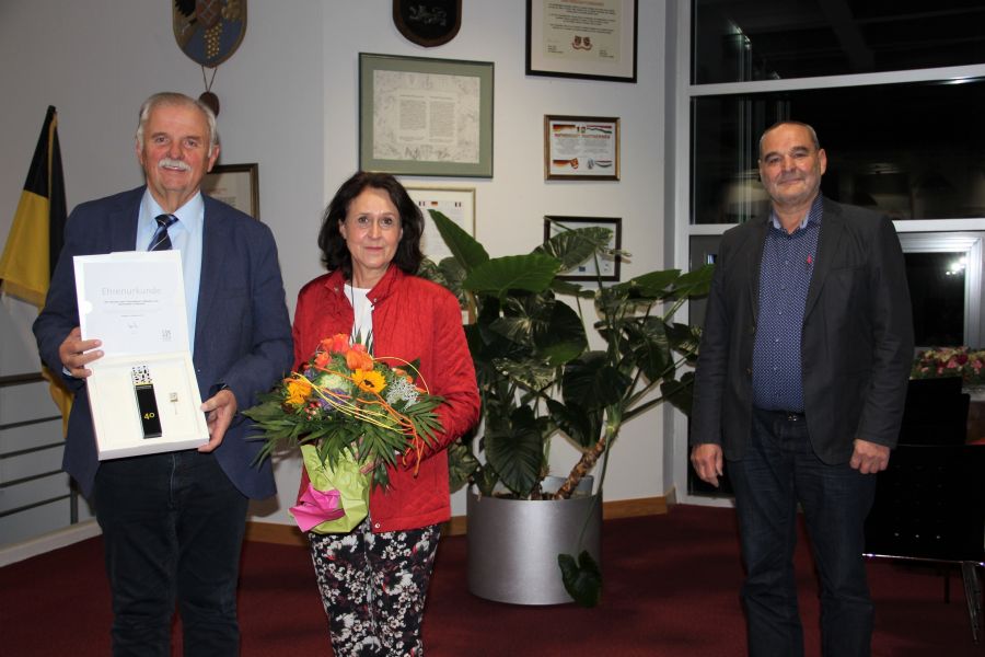  – v.l.: Weinbaupräsident Hermann Hohl mit Ehefrau Heidrun Hohl, Stv. BM Helmut Heuser(Foto: Gemeinde)